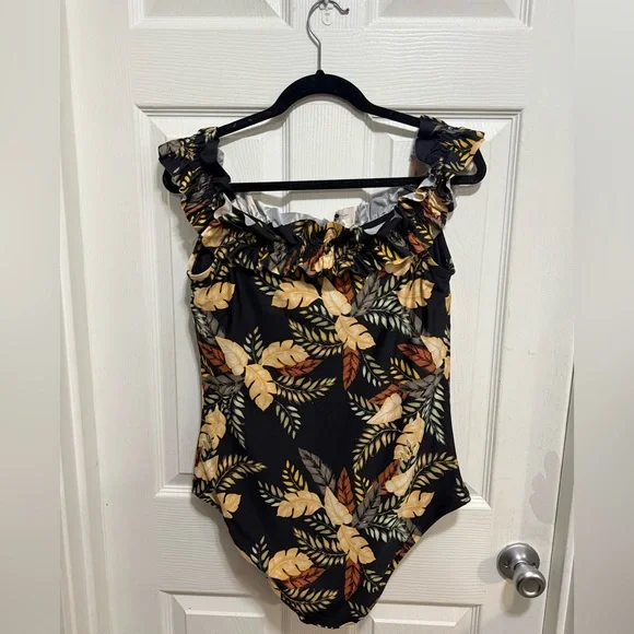 Floral Ruffle Black Swimsuit - Picture 3 of 5